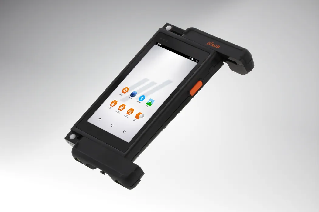 Bild 1: Mobile Bediengeräte verschaffen Mitarbeitern mehr Bewegungsfreiheit beim einfachen Zugriff auf Maschinen, Anwendungen und Daten, gleichgültig ob in einer Produktionshalle, einem Materiallager oder auf dem freien Feld. (Urheber:ACD Elektronik)