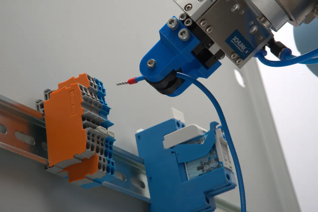 Bild 4: Auch eine spannende Anwendung: Einstecken biegsamer Kabel z.B. bei der Schaltschrankverdrahtung per Roboter. (Urheber: ArtiMinds)