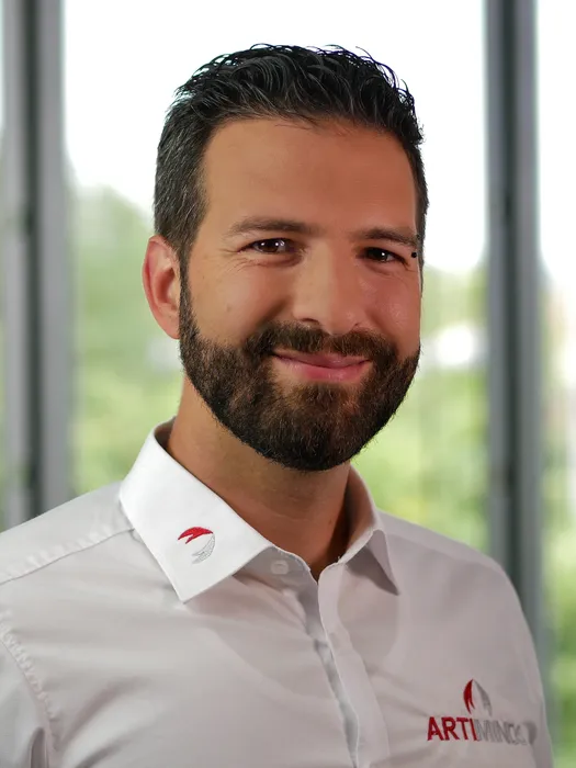 Bild 3: Andreas Hermann, Senior Team Leader Advanced Robotics bei ArtiMinds: „Unsere Robot Programming Suite kombiniert Online- und Offline-Programmierung. Im Zusammenspiel mit den vorhandenen Regelungsalgorithmen und der Treiberbibliothek wird es dadurch möglich, prozessorientiert zu arbeiten und diesen Fokus nicht durch zeitaufwändige Detailimplementierungen zu verlieren.“ (Urheber: ArtiMinds Robotics GmbH)