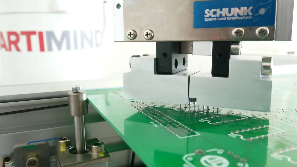 Bild 6: Mit dieser Art der Programmierung werden nun neue Anwendungen wie zum Beispiel auch die Durchsteckmontage (Through Hole Technology – kurz THT) realistisch umsetzbar. (Urheber: ArtiMinds)