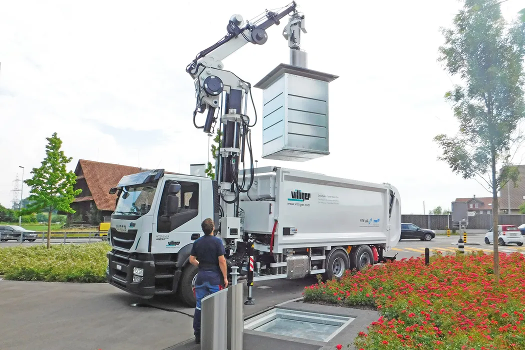 Bild 1: Der „Speed Lifter“ ermöglicht ein automatisches und schonendes Handling der Abfallcontainer. (Quelle: Villiger)