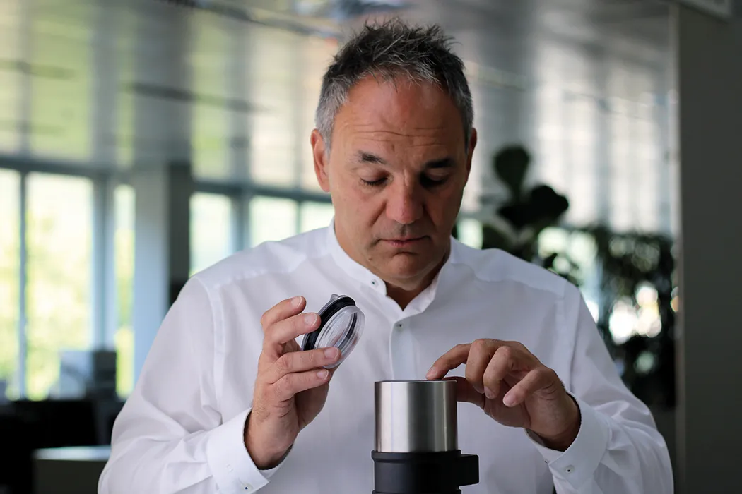 Bild 4: Thomas Wetschei, Leiter des BürkertPlus-Service: „Durch unser umfassendes Fluidik-Know-how und breites Applikationswissen verstehen wir den Kunden und seine Anwendungen und können auf dieser Basis für ihn einen Mehrwert schaffen, nämlich ein ganzheitliches und individuelles Konzept zur Steigerung der Anlagenverfügbarkeit. (Quelle: Bürkert Fluid Control Systems)