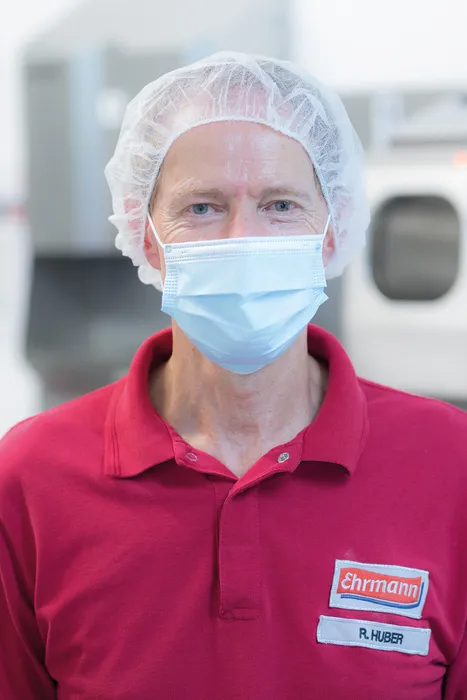 Bild 3: Reinhard Huber, Teamleiter Anlagenbau Elektrotechnik: „In enger Zusammenarbeit mit Bürkert ließ sich die Modernisierung der komplexen Prozesspneumatik zügig bewältigen.“ (Quelle: Ehrmann SE)