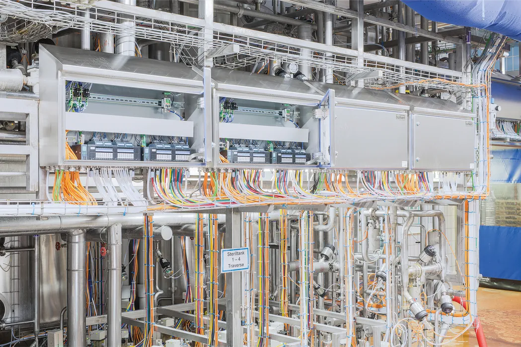 Bild 4: Für die dezentralen Pneumatik-Steuereinheiten wurden die modular aufgebaute Ventilinseln in hygienegerechten Schaltschränken montiert und vorverdrahtet. (Quelle: Werner Bennek, Bürkert Fluid Control Systems)