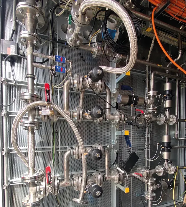 Bild 3: Es sind ca. 50 Prozessventile an den Wasserstoff- und Kohlenstoffstrecken eingesetzt, z.B. die pneumatischen Schräg- und Geradsitz-Ventile (Typ 2000 und Typ 2012). An den Reaktoren sind Prozessregelsysteme mit Stellungsregler vom Typ 8802 sowie Kugelventile mit pneumatischem Schwenkantrieb (Typ 8805) im Einsatz. (Quelle: Graforce)