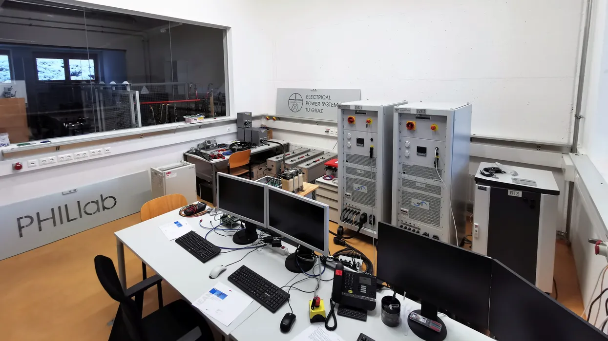Den funktionellen Kern des Power-Hardware-in-the-Loop-Systems bilden zwei bidirektionale Leistungsverstärker, einer als Netzsimulator und einer als quellseitiger Simulator.