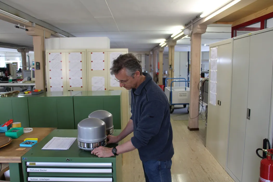 Bild 2: Beim Streckeisen-Breitbandseismometer bleiben die Pendel immer in Gleichgewichtsposition. Gemessen wird der Strom, der für die Nachführung benötigt wird. Je größer die einwirkende Bewegung, desto höher ist das Korrektursignal. (Bild: Streckeisen)