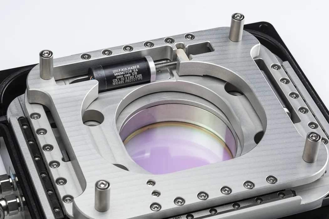 Bild 3: Treibende Kraft im Optikmodul ist ein kompakter bürstenloser DC-Servomotor, der bei hoher Positioniergenauigkeit arbeitet. (Quelle: FAULHABER/Laserline)
