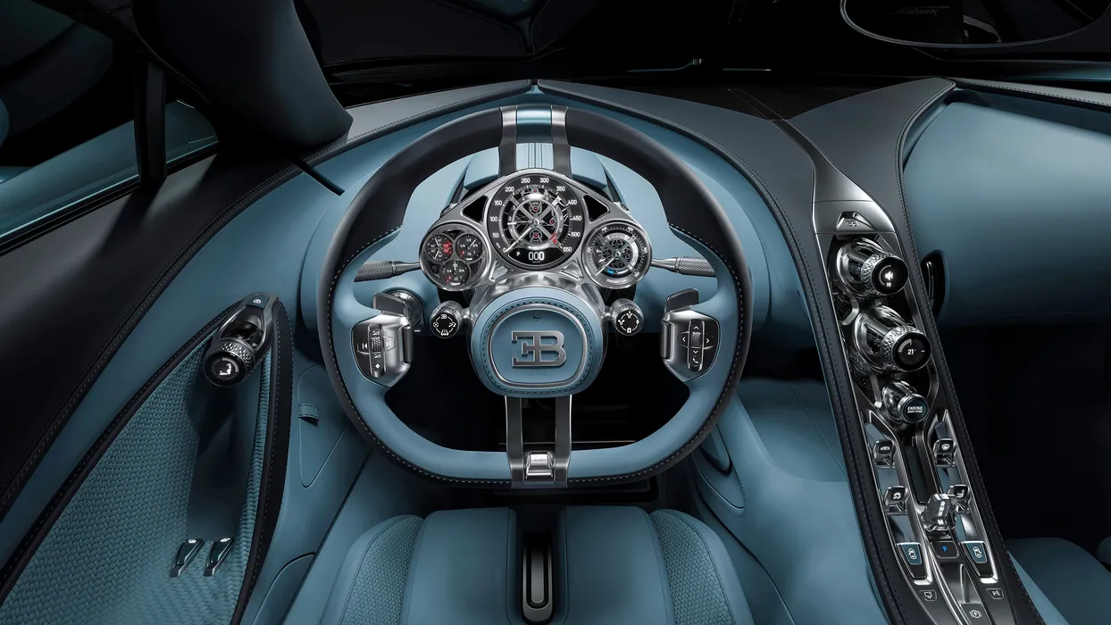 Bild 2: Wer hinterm Lenkrad sitzt, schaut nicht auf eine Digitalanzeige, sondern auf ein echtes Schweizer Uhrwerk. (Urheber: BUGATTI AUTOMOBILES)