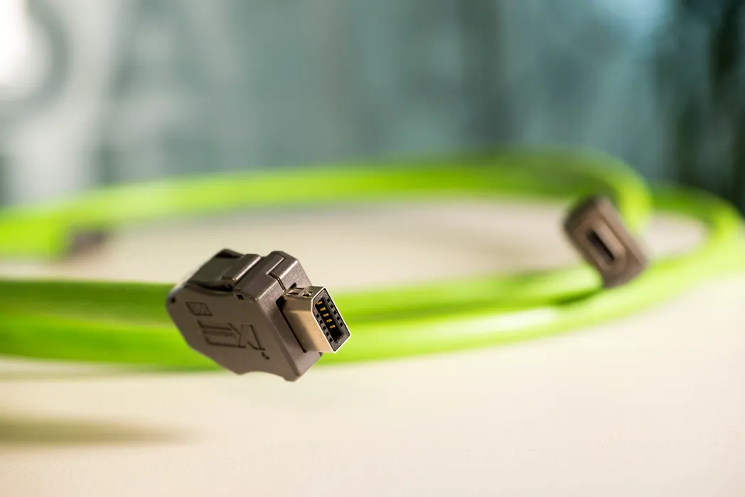 Bild 1: Der neue Kategorie 6A Industrie : Steckverbinder ix industrial von HIROSE mit Ethernet Leitungen von HELUKABEL® (Urheber: Helukabel)