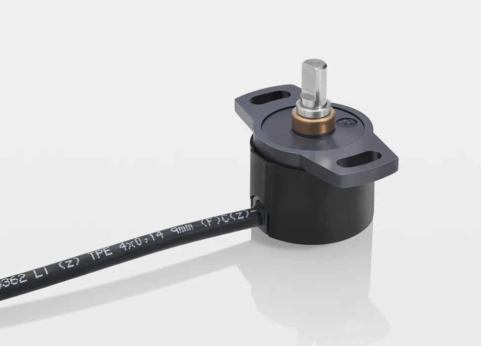 Bild 1: Kontaktloser Multiturn-Sensor der Baureihe RSM-2800. Der Messbereich beträgt bis zu 16 Umdrehungen; der Positionswert wird analog oder als SPI- oder SSI-Signal ausgegeben. (Urheber: Novotechnik)