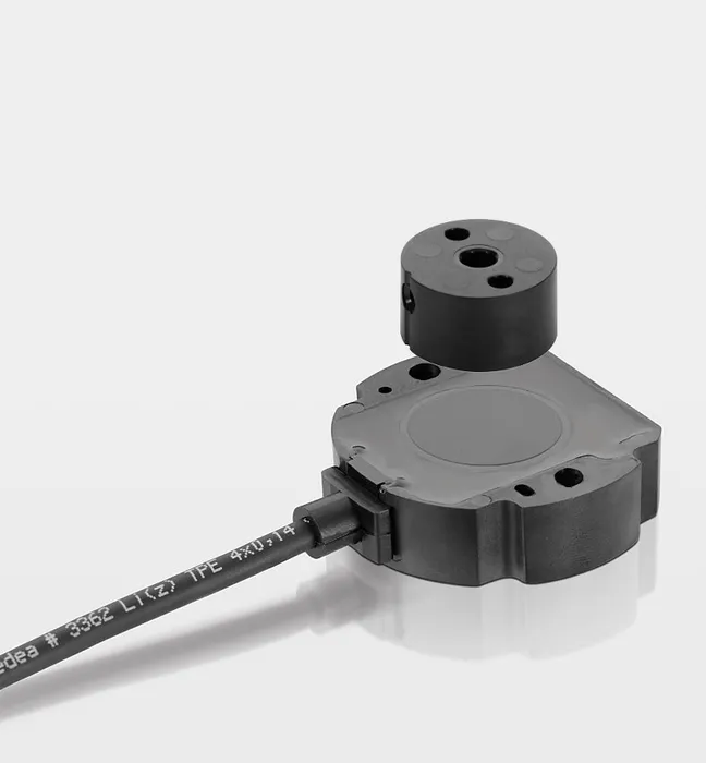 Bild 2: Magnetischer Winkelaufnehmer, bei dem Sensor und Positionsgeber als getrennte Komponenten konzipiert sind (RFC 4800). Der positionsgebende Magnet wird einfach an der drehenden Welle angebracht. (Foto: Novotechnik)