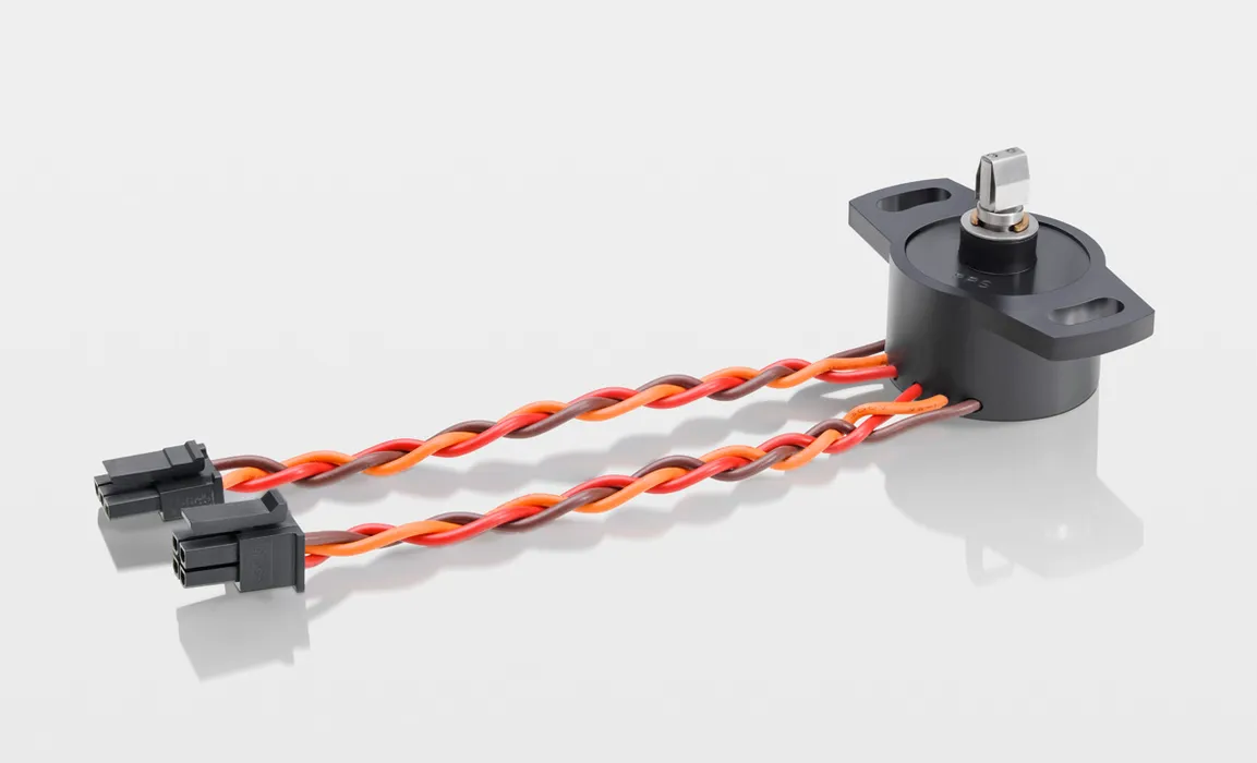 Bild 3: Für die Lenkung erfasst ein potentiometrischer Winkelsensor die Stellung des Joysticks. Ein weiterer ist an der Drehachse des Sitzes befestigt (Urheber: Novotechnik)