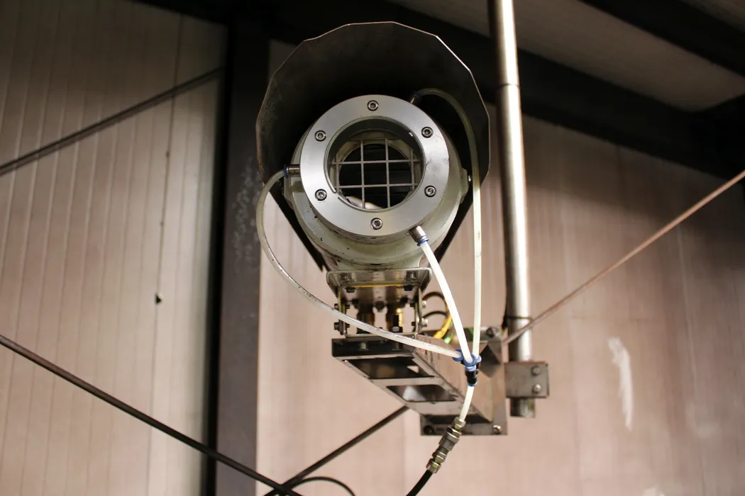 Bild 3: Die Kameras sind wegen der rauen Umgebungsbedingungen und der potentiell explosiven Atmosphäre in einem Ex-Schutzgehäuse untergebracht; eine integrierte Freiblaseinrichtung hält die Optik permanent staubfrei.(Urheber: Polytec)