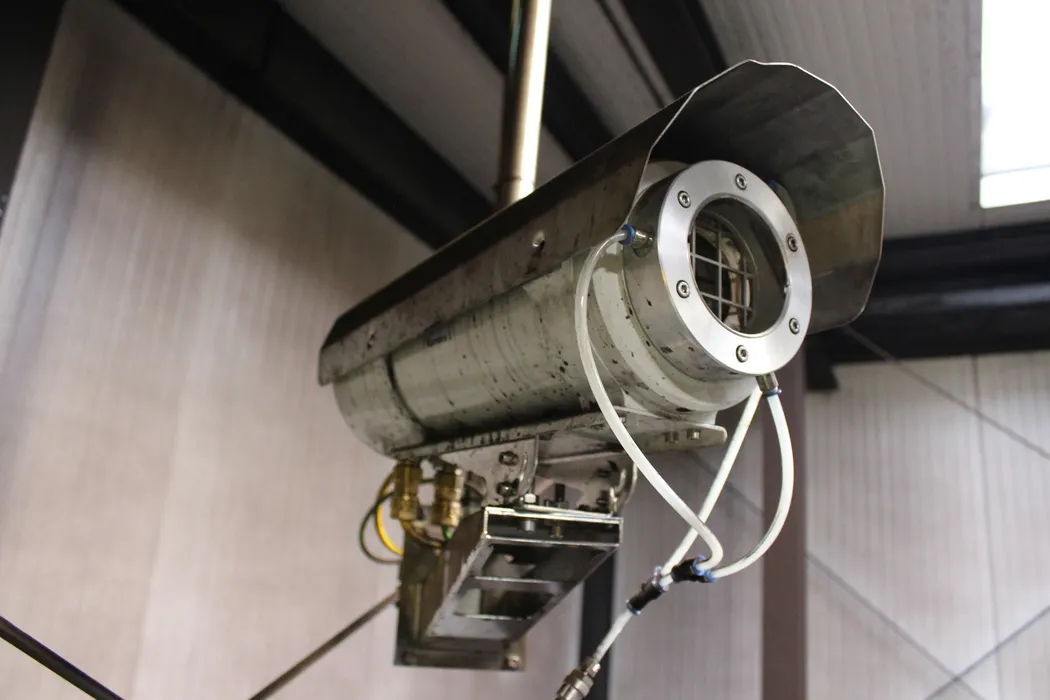Bild 3: Die Kameras sind wegen der rauen Umgebungsbedingungen und der potentiell explosiven Atmosphäre in einem Ex-Schutzgehäuse untergebracht; eine integrierte Freiblaseinrichtung hält die Optik permanent staubfrei.(Urheber: Polytec)