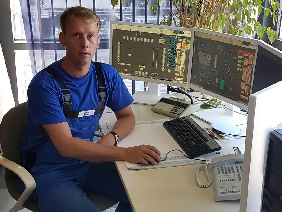 Bild 2: Dipl.-Ing. Stefan Brand, Instandhaltung Prozessleittechnik bei Opterra berichtet: „Wir sind sehr zufrieden mit der Zusammenarbeit mit Rösberg. Vom Kick-off-Meeting vor der Migration bis hin zur eigentlichen Migration lief alles bestens organisiert ab.“ (Quelle: Opterra)