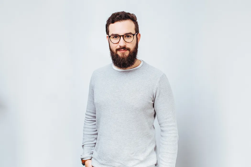 Bild 4: Sascha Wippert, Automation Engineer Process Automation bei Rösberg: „Unsere Aufgabe war es auch, die vorhandene Sicherheitssteuerung an die neuen Abläufe und die dafür notwendigen Armaturen anzupassen.“ (Quelle: Rösberg)