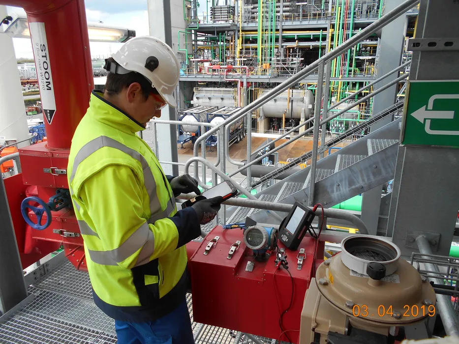 Intro: Loop-Checks im Blick: Mit digitaler Anlagendokumentation hat der Projektleiter jederzeit den Überblick über den aktuellen Stand der Tests. (Urheber: BASF Antwerpen)