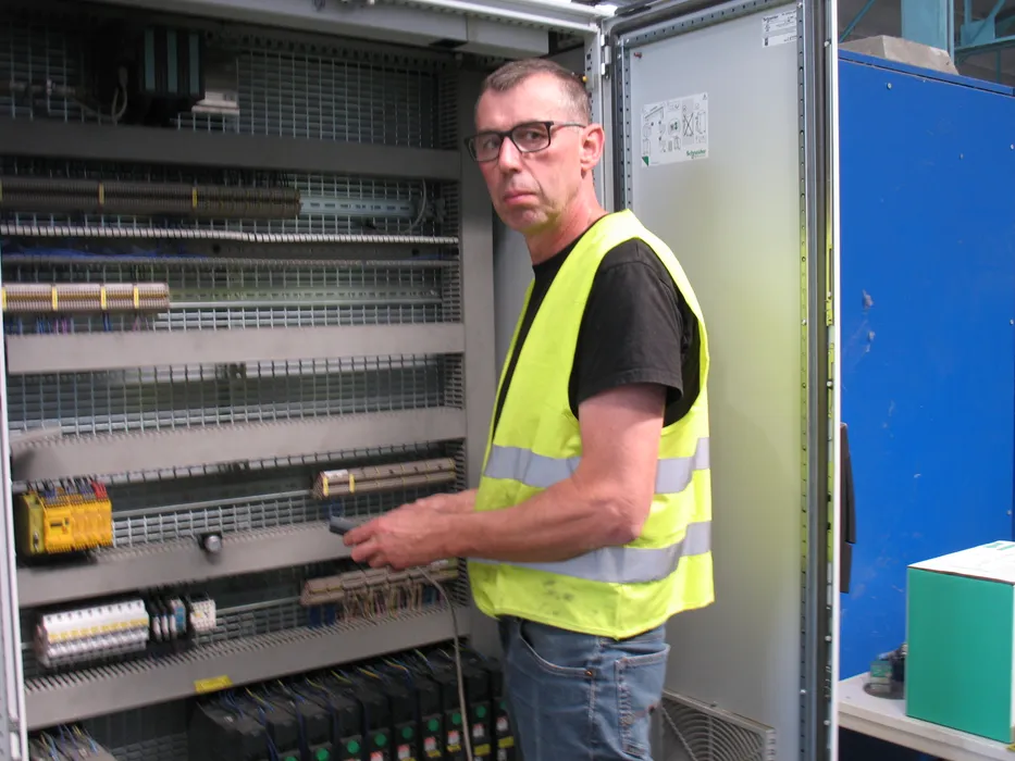 Thierry Roehrig, Werkstattleiter bei Mocopinus: „Anlagen werden heute aus elektrotechnischer und automatisierungstechnischer Sicht immer komplexer. Wir sind daher froh, mit Rösberg einen kompetenten Partner zu haben, dessen Unterstützung wir bei der Anlagenbetreuung und Planung neuer Projekte in Anspruch nehmen können.“