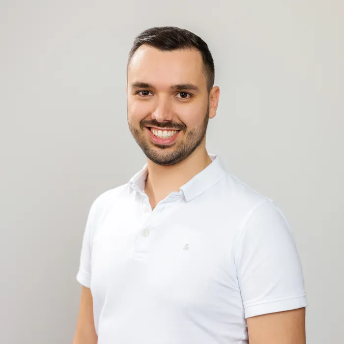 Bild 1: Philip Parker, Innovation and AI Lead bei Rösberg : „Wir wollten den Einzug generativer KI im Unternehmen proaktiv mitgestalten und dabei sicherstellen, dass die Lernkurve nicht jeder für sich allein bewältigen muss, sondern wir sie gemeinsam meistern. Darüber hinaus ist es uns dabei gelungen, wichtige Grundlagen für Kundenprojekte zu legen. Zudem konnten wir erste kleine Prototypen realisieren, von denen unsere Kunden schon jetzt profitieren.“ (Urheber: Daniel Sturm - Kopfsalat Medien)