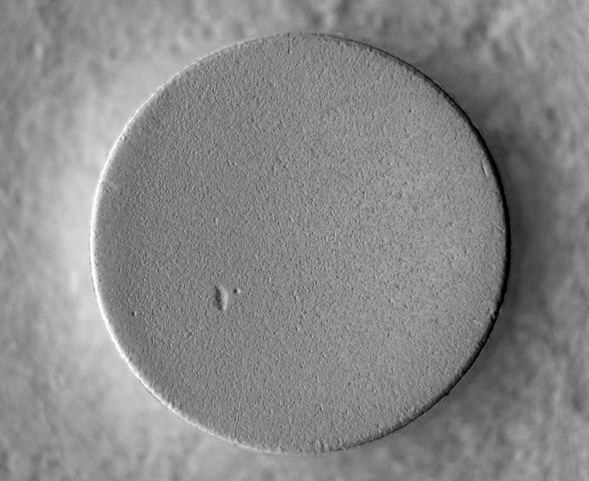 Bild 8a: Die räumliche Auflösung des trevista-Systems senkrecht zur Prüfoberfläche liegt typischerweise im einstelligen µm-Bereich (Bild 8a) – Vergleichsaufnahme REM (Bild 8b). (Bild: SAC)