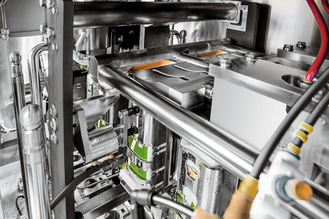 Bild 7: Zweibahnige Abfüllanlage mit einer Produktionskapazität von mehreren Tausend Verpackungen pro Linie und Stunde. Jeweils zwei individuell arbeitende Siegelsysteme sind integriert. Die Bodennaht der Getränkekartons wird im Doppelnutzen mit je einer Titansonotrode dicht verschweißt. (Urheber: Telsonic)