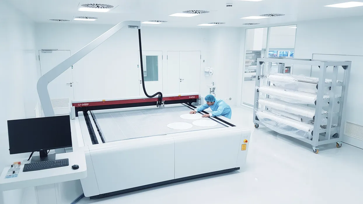Bild 4: Der Flachbett-Laser im Reinraumeinsatz, die Absaugung und Kühlung ist in der Zwischendecke außerhalb des Reinraumes installiert (Urheber: Kögel)