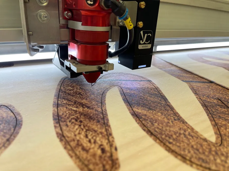 Bild 7a,b: Ob Kunststoff, Metall oder Holz, der Laser schneidet viele Materialien exakt nach Vorgabe zu (Urheber: Visual Information Systems)